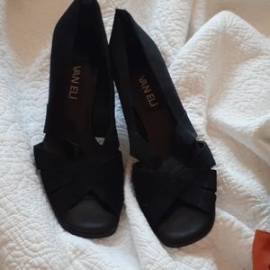 Van Eli black pump